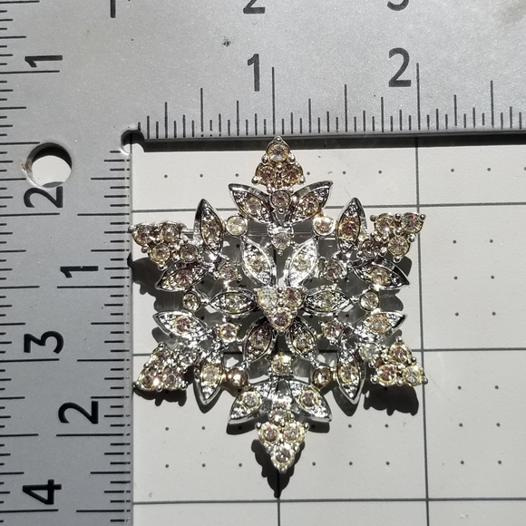 Vintage Sarah Coventry Snowflake Swarovski Brooch - Picture 4 of 5